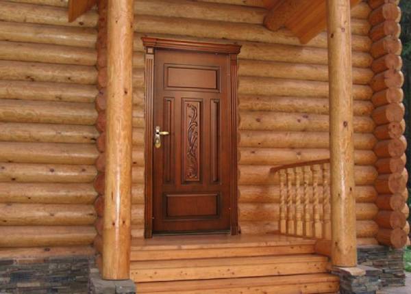 Деревянная дверь в коттедже в Люберцах