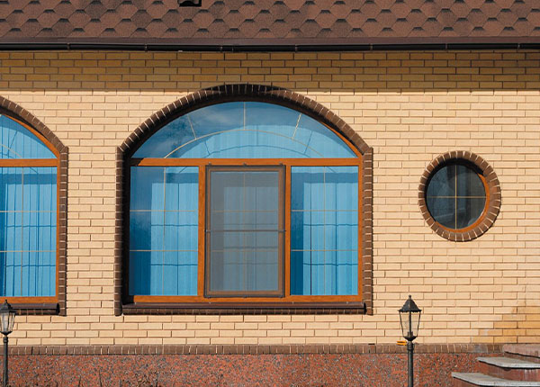 Остекление коттеджа деревянными арочными окнами в Люберцах