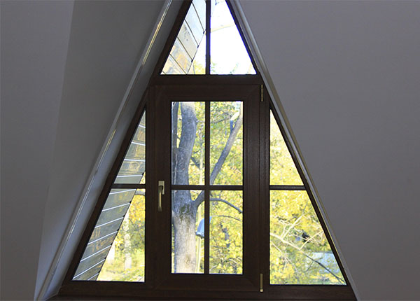 Остекление нестандартными окнами дачи в Люберцах